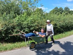 Vrijwilliger In Kruiwagen